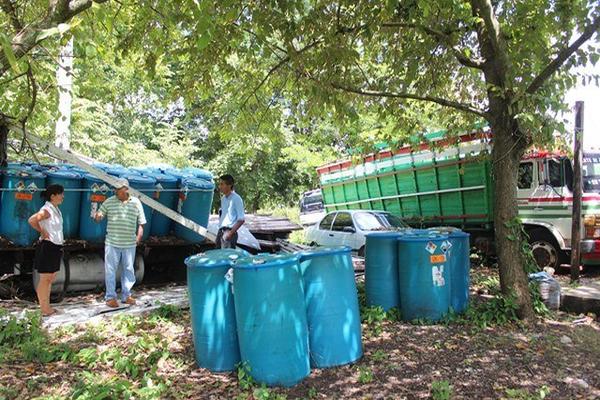 Recipientes con producto químico permanecen en área cercana a tres escuelas. (Foto Prensa Libre: Rigoberto Escobar)