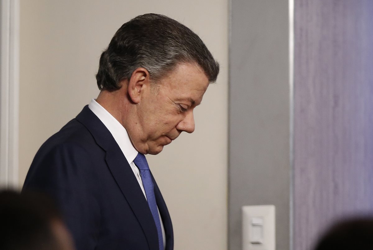 El presidente de Colombia, Juan Manuel Santos, se retira de la conferencia de prensa luego de reunirse con el expresidente Uribe. (Foto Prensa Libre: AP)