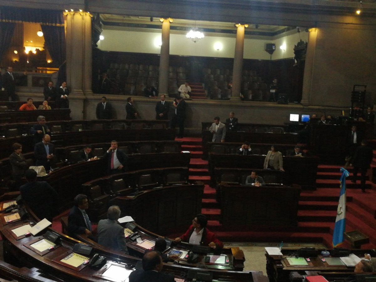 El Congreso se declaró en sesión permanente para conocer el tema de la iniciativa 5421. (Foto Prensa Libre: Edwin Fajardo)