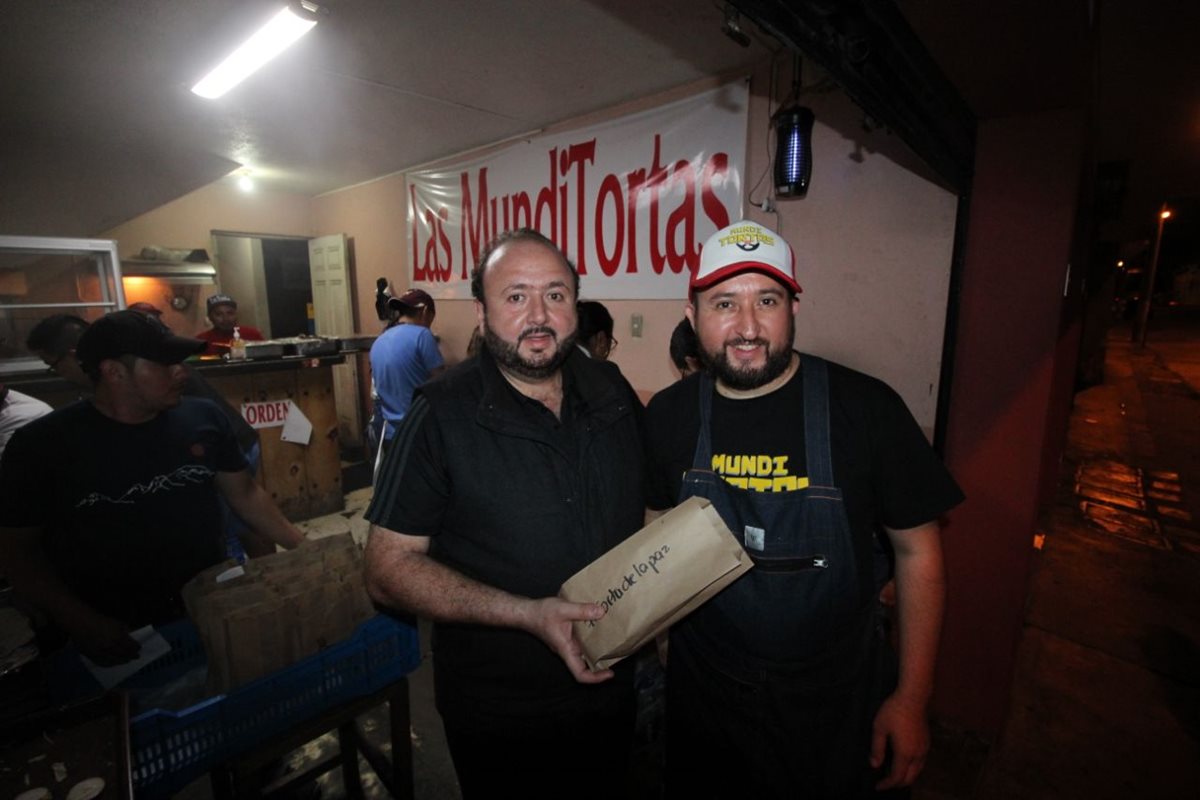 Mundo Ochoa, el impulsor de la convocatoria, y Tony Malouf, presidente del Cacif, ayudaron a repartir cenas en el Centro Histórico. (Foto Prensa Libre: José Dávila)