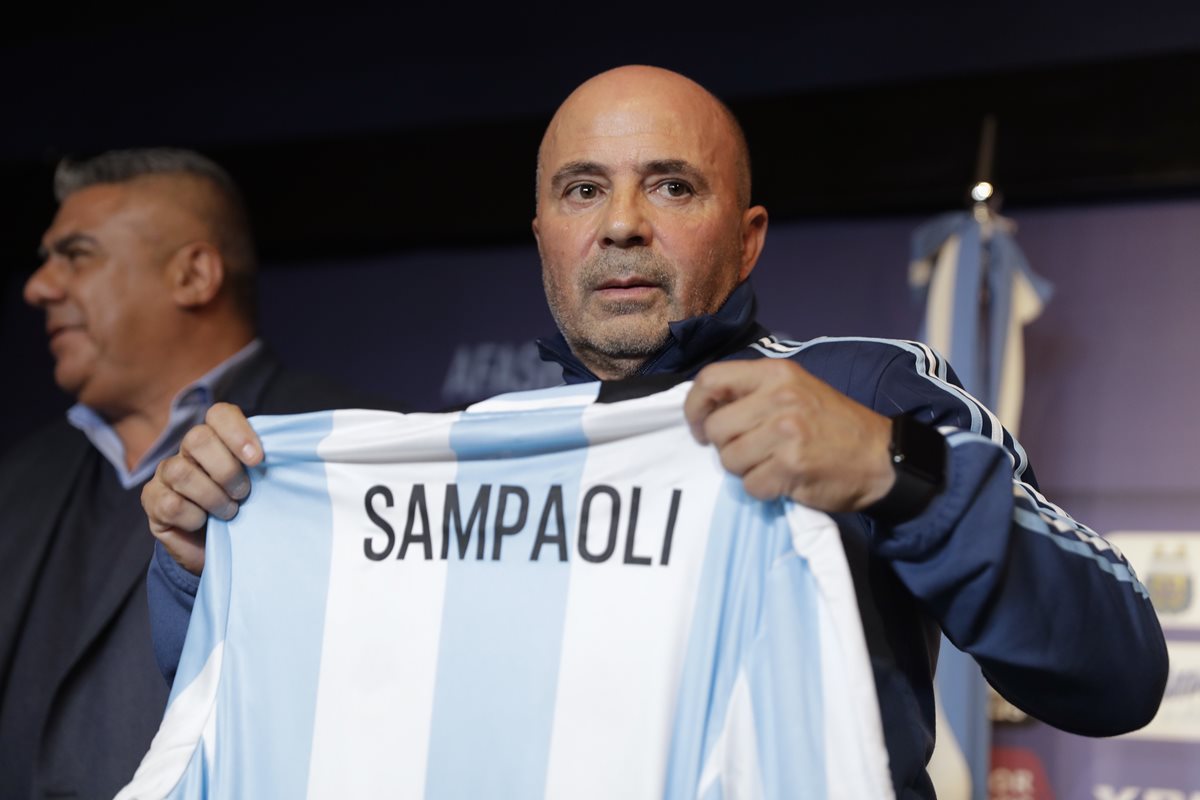 El técnico Jorge Sampaoli sostiene la camisa de la Selección de Argentina con su nombre al momento de su presentación como su nuevo entrenador. (Foto Prensa Libre: AP)