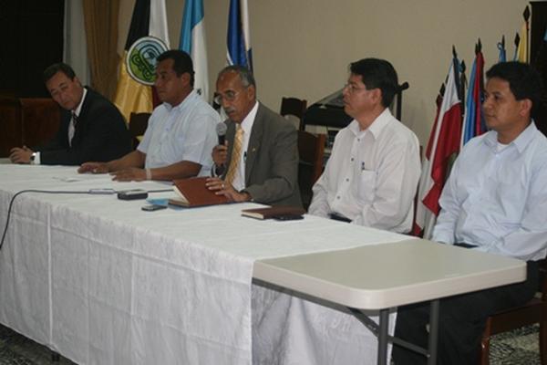 Nuevo Gobernador Departamental de Alta Verapaz, Carlos Antonio Alvarado Gómez, durante su intervención. (Foto Prensa Libre: Ángel Martín Tax)
