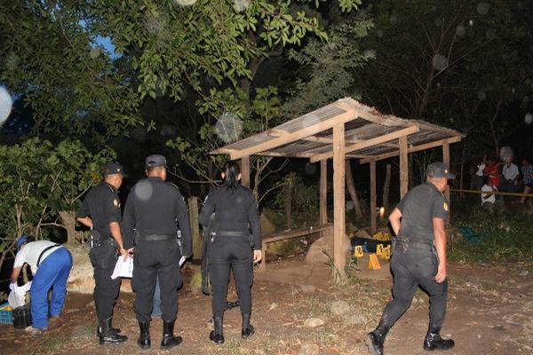 Investigadores trabajan en el lugar donde murió baleado José Manuel Estrada, en Pueblo Nuevo Viñas. (Foto Prensa Libre: Oswaldo Cardona)
