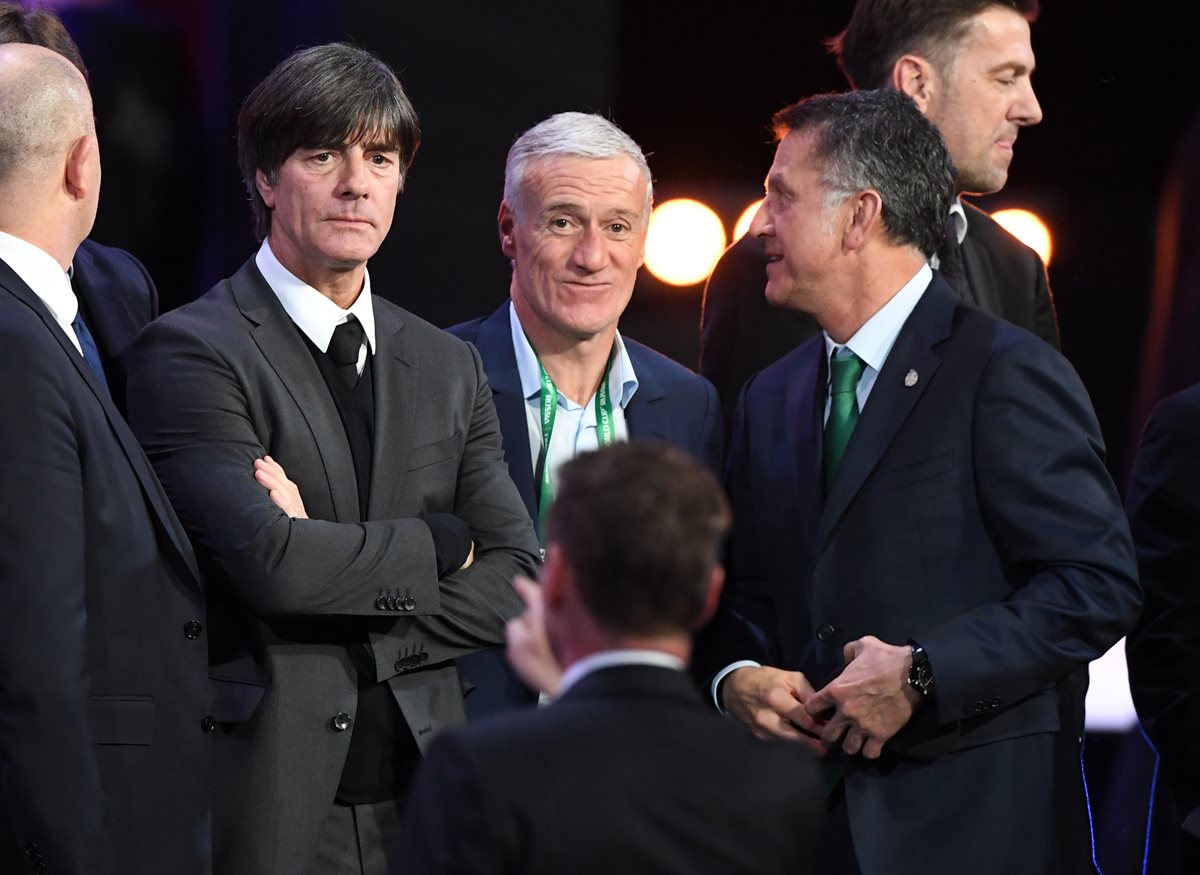 El técnico de Alemania, Joachim Löw, de Francia, Didier Deschamps, y de México, Juan Carlos Osorio, durante el sorteo del Mundial de Rusia. (Foto Prensa Libre: AFP)