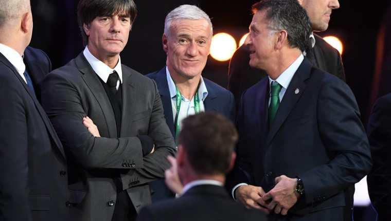 El técnico de Alemania Joachim Loew, Francia Didier Deschamps y México Juan Carlos Osorio durante el sorteo del Mundial de Rusia. (Foto Prensa Libre: AFP)