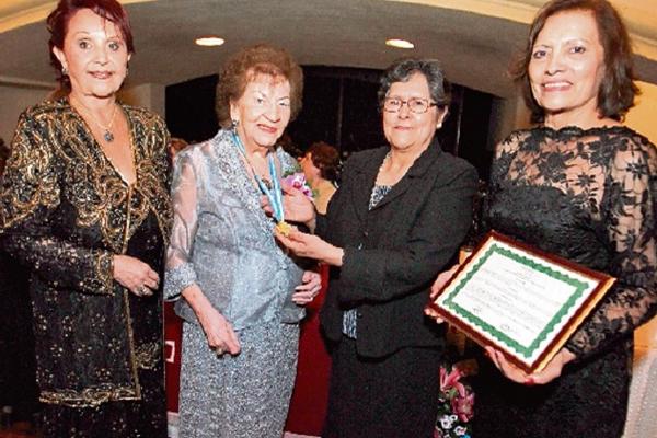 Marta  de Mazariegos, Consuelo de Sánchez Latour, condecorada; Delia Quiñónez, presidenta de la Ampeg, y Pily de Larios. (Foto Prensa Libre: Edwin Castro)