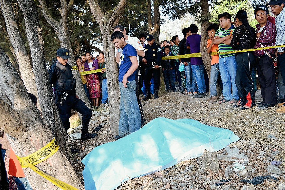 El cadáver  de un hombre fue hallado en Uspantán, Quiché, con señales de haber sido estrangulado. (Foto Prensa Libre: Óscar Figueroa)