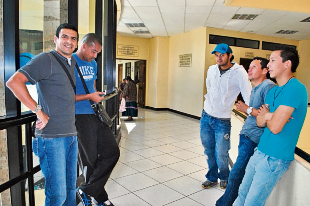 Cinco de las ocho personas que fueron enviadas a juicio, en Quetzaltenango. (Foto Prensa Libre: Alejandra Martínez) 