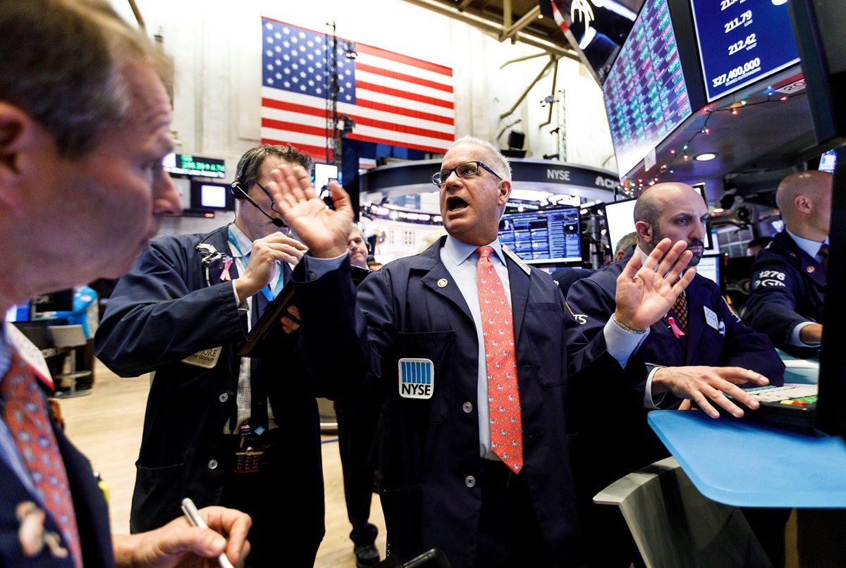 los inversores reaccionaron con alegría a la tregua comercial alcanzada entre EE.UU. y China, y Wall Street abrió hoy con fuertes ganancias y el Dow Jones de Industriales, su principal indicador, subía un 1.23 %. (Foto Prensa Libre: EFE)