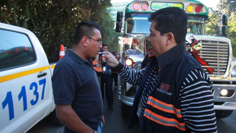 Las pruebas de alcoholemia  se realizan a conductores para medir el nivel de alcohol en sangre. (Foto Prensa Libre: Hemeroteca PL)