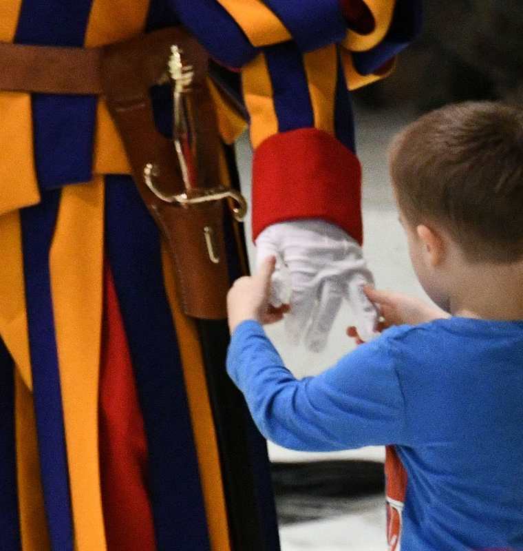 El niño jugó en la plataforma que estaba resguardada por la Guardia Suiza del Vaticano. (Foto Prensa Libre: AFP)