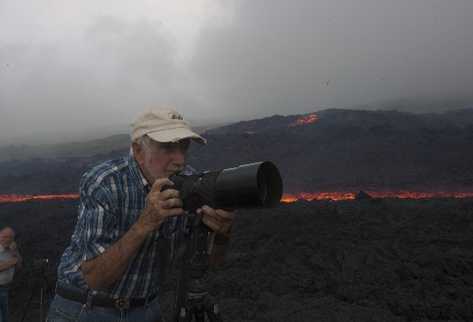 Ricardo Mata  firmó contrato con la revista National Geographic, para fotografiar volcanes en erupción, como el Pacaya, al fondo.