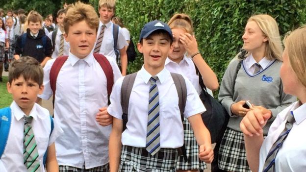 Camino a la escuela, los alumnos gritaban "¡Permitan a los niños usar shorts!"