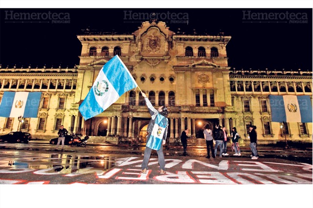En solitario, el actor y productor de cine Mendel Samayoa agita la bandera de Guatemala la madrugada del 3 de septiembre. Pérez Molina había renunciado. (Foto: Hemeroteca PL)