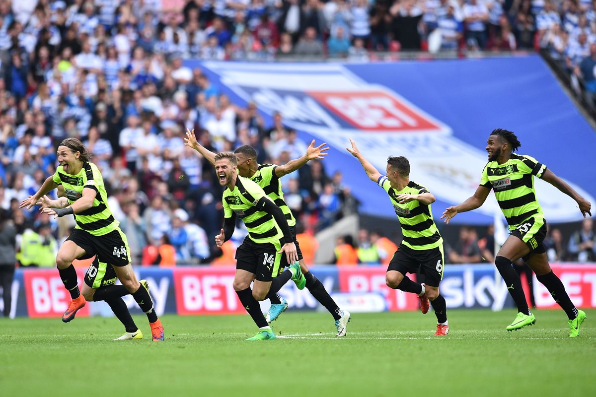 Los jugadores del Huddersfield festejan luego de ganar en la tanda de penaltis. (Foto Prensa Libre: AFP)
