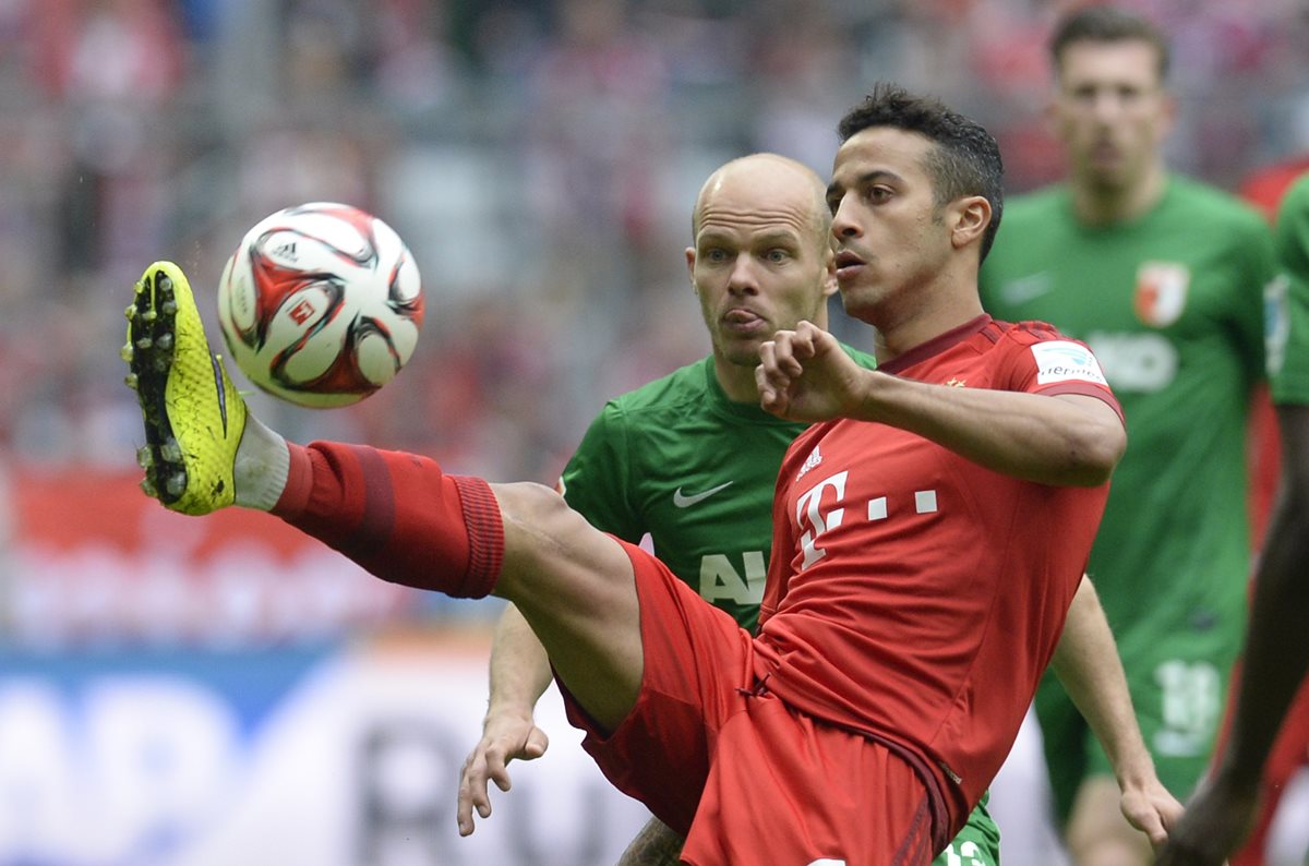 Thiago Alcantara durante un encuentro de la Bundesliga frente al Augsburgo. (Foto Prensa Libre: AFP)