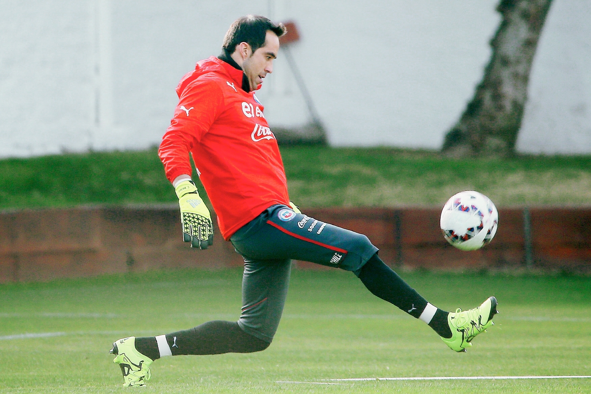 Claudio Bravo se encuentra concentrado con la selección de Chile que mañana enfrenta a Uruguay. (Foto Prensa Libre: EFE)