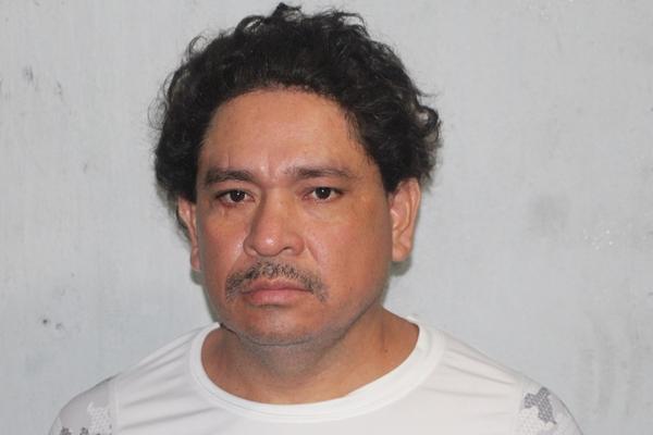 A Leonel Sánchez Flores o Sergio Estuardo Ruiz Ortiz, de 42 años, se le acusa de haber abusado de una de sus hijas en reiteradas ocasiones, en San Benito, Petén. (Foto Prensa Libre: Rigoberto Escobar)