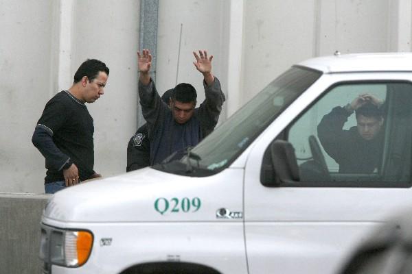 Migrantes latinos     son abusados por policías.