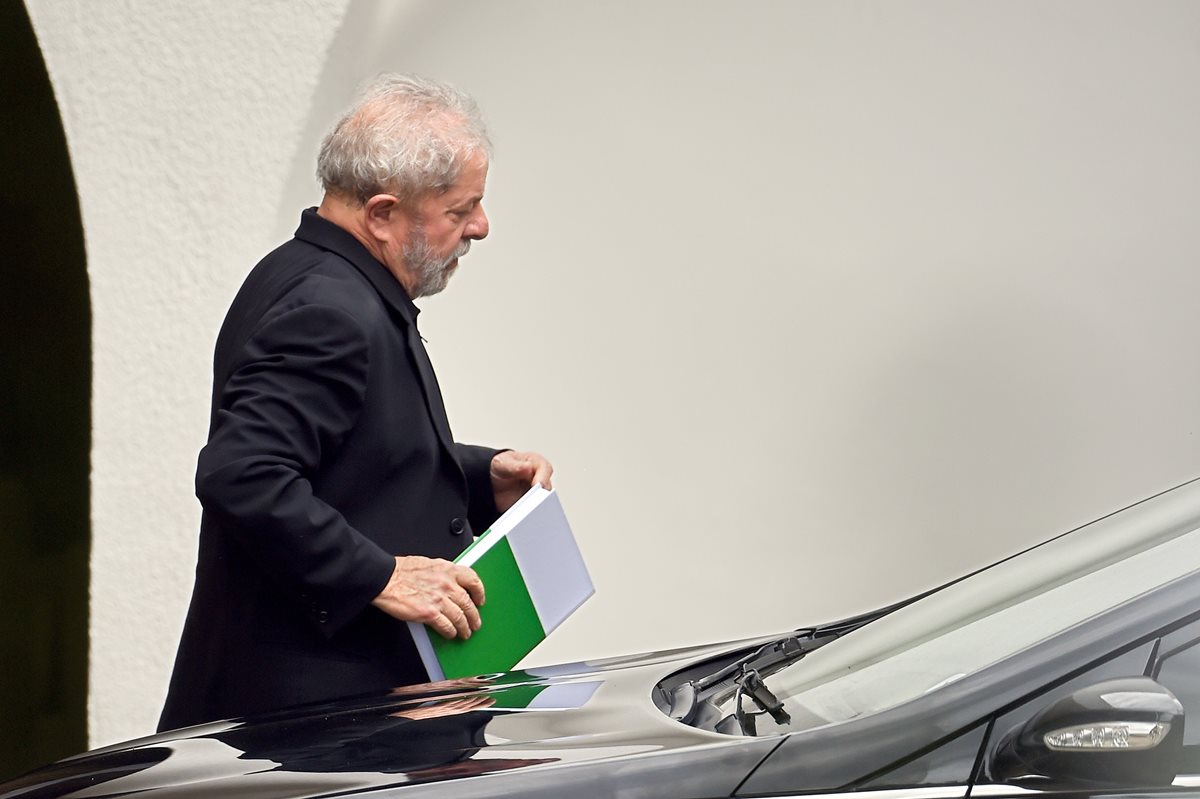 Rousseff plantea ofrecer un ministerio al expresidente de Brasil, Luiz Inacio Lula da Silva. (Foto Prensa Libre: AFP).