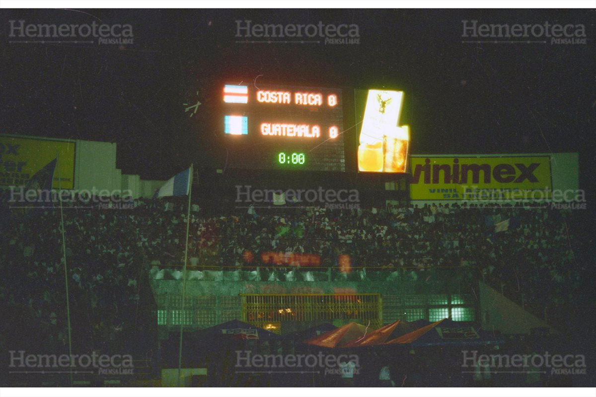 Vista del Estadio Nacional Mateo Flores desde la preferencia, previo al partido de futbol entre las selecciones de Guatemala y Costa Rica, el tablero electrónico se estrenaba, antes de la tragedia en la que fallecieron 83 aficionados. 16/10/1996. (Foto: Hemeroteca PL)