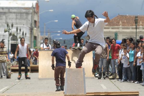 Jóvenes patinan en la Plaza de la Constitución en la capital guatemalteca. (Foto Prensa Libre: Edwin Bercian)