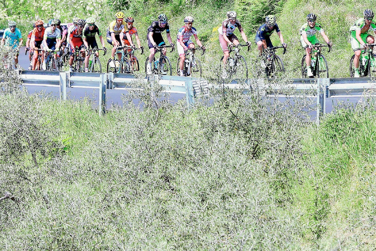 Los pedalistas dieron su máximo esfuerzo en la cuarta etapa del Giro de Italia. (Foto Prensa Libre: EFE).