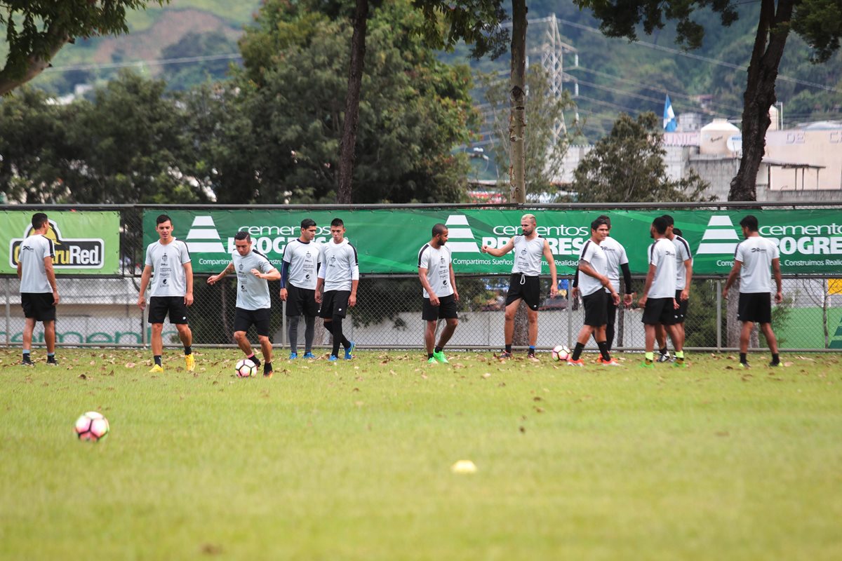 Jugadores de Antigua GFC, durante el último entrenamiento realizado en la cancha alterna de Cementos Progreso. (Foto Prensa Libre: Norvin Mendoza).