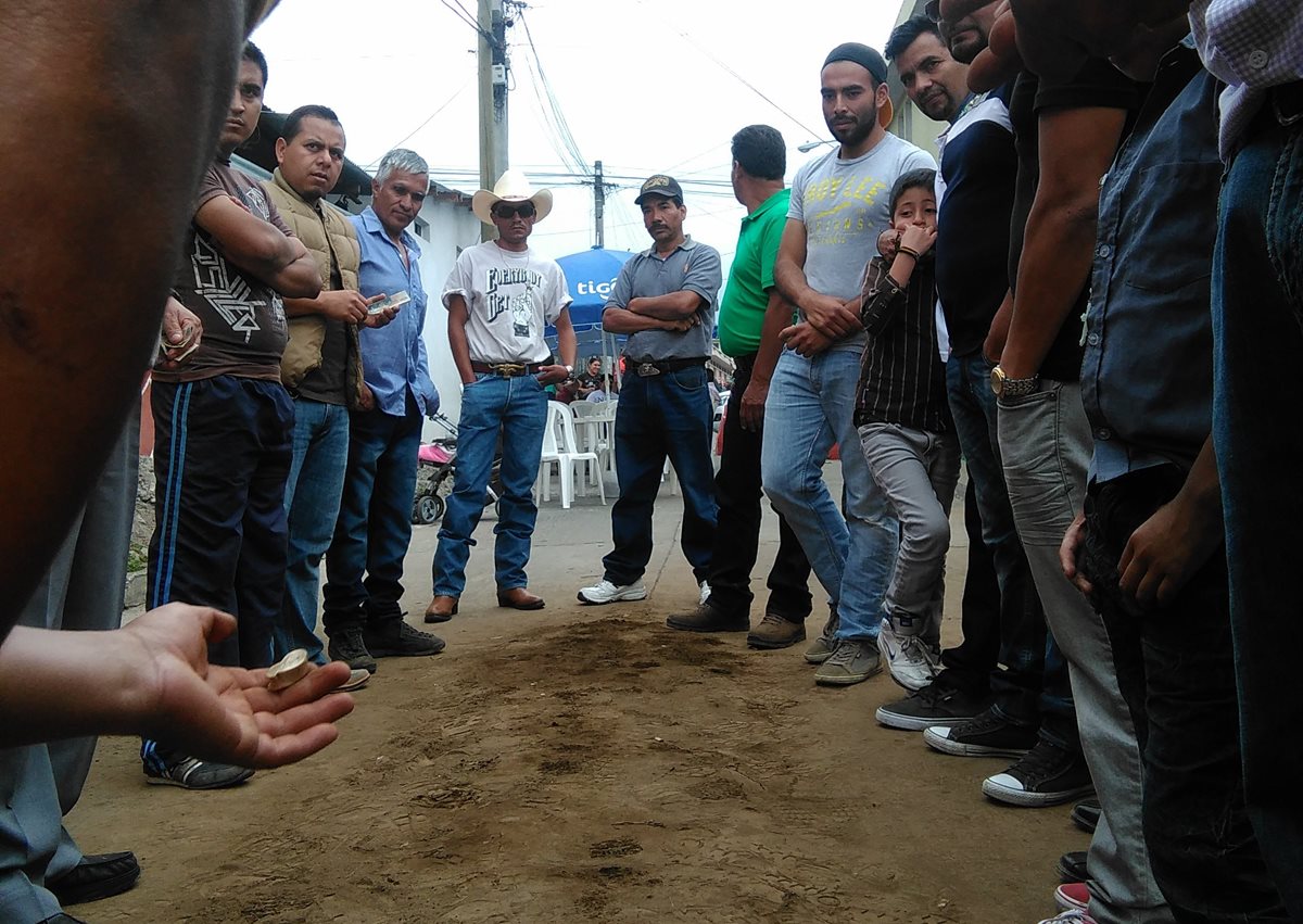 En varias comunidades de San Marcos se practica el juego de La Taba, el cual consiste en apostar desde Q10 hasta Q800 por cada tiro que se realiza con un hueso extraído de la rótula del carnero o venado. (Foto Prensa Libre: Whitmer Barrera)