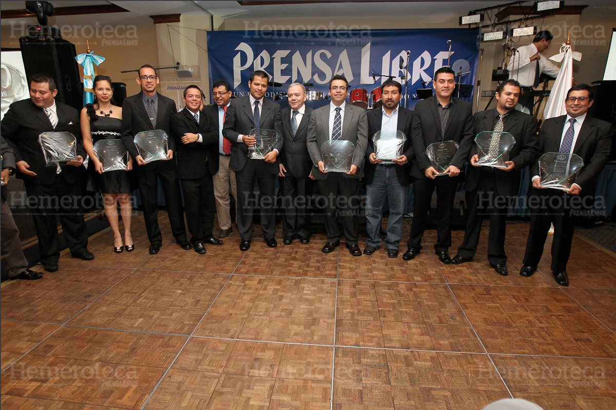 7/11/2011 Grupo de galardonados junto al director en la cena del Día del Periodista. (Foto: Hemeroteca PL)