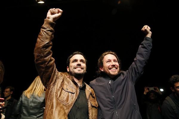 Pablo Iglesias (d) y Alberto Garzón (i) celebran el preacuerdo electoral. (EFE).