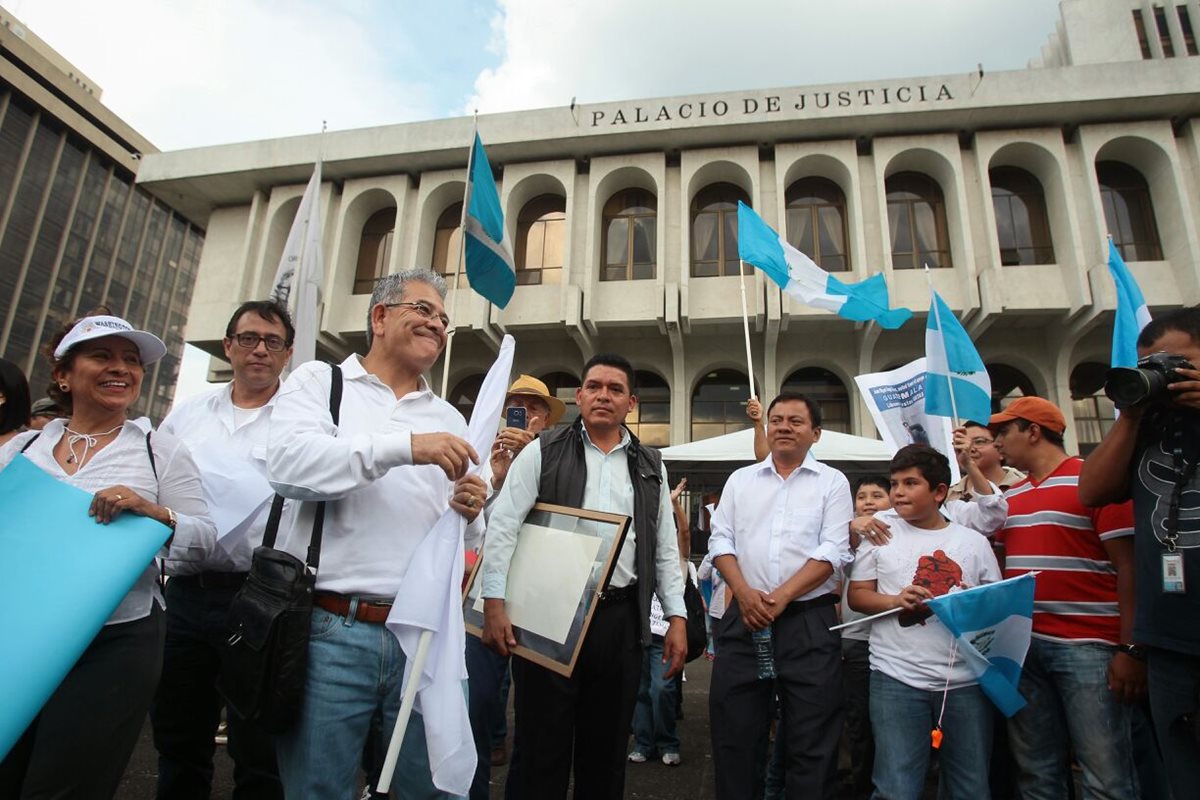 Miguel Ángel Gálvez llega a la plaza frente a la CSJ para agradecer el apoyo ciudadano a su trabajo. (Foto Prensa Libre: Pablo Juárez)