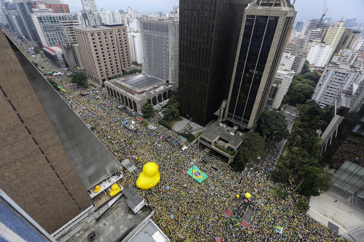 Más de un millón de personas manifiestan en Sao Paulo, Brasil, contra el Gobierno. (Foto Prensa Libre: EFE).