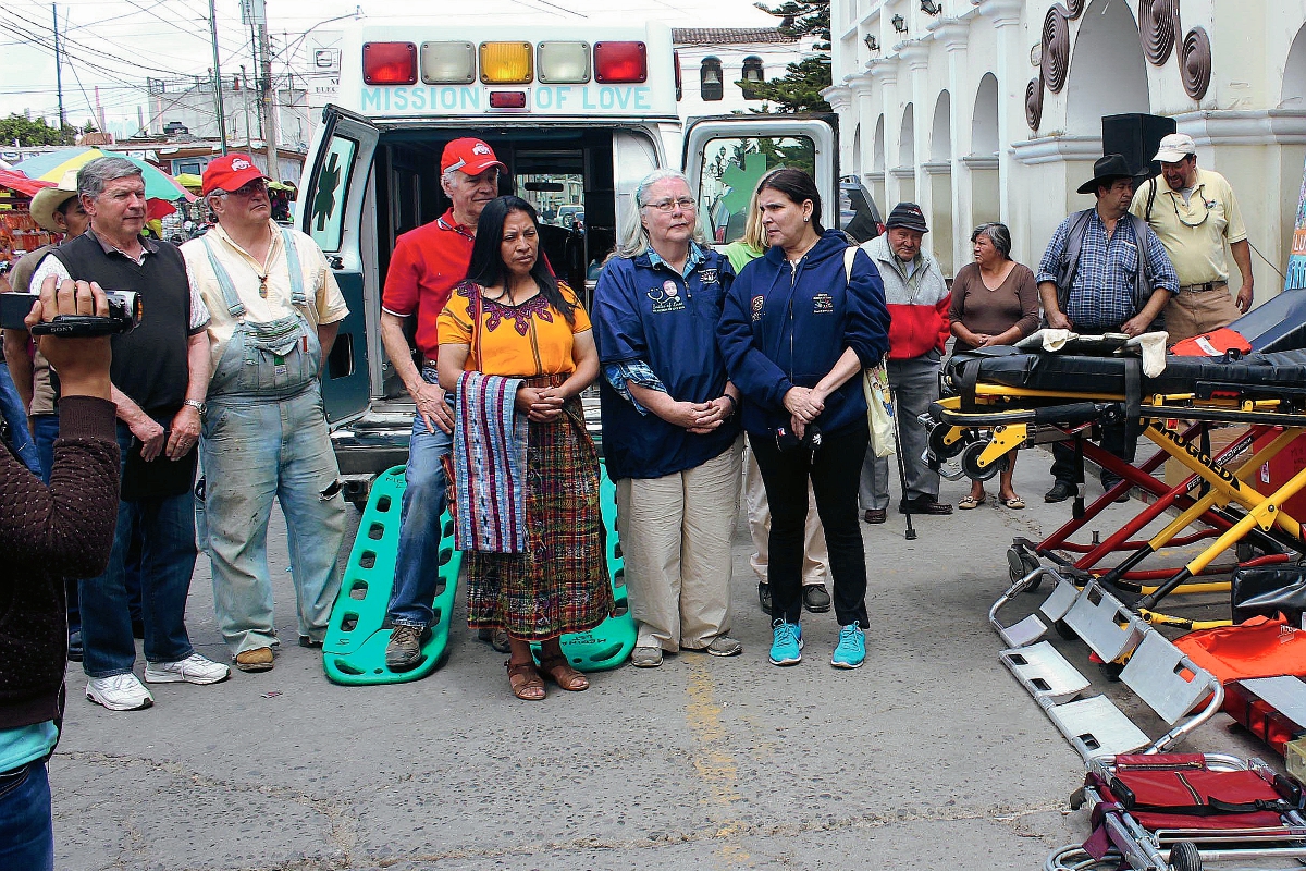 Representantes de la fundación Mission Of Love y la lideresa Paula López, junto a la ambulancia y parte del equipo donado. (Foto Prensa Libre: José Rosales)