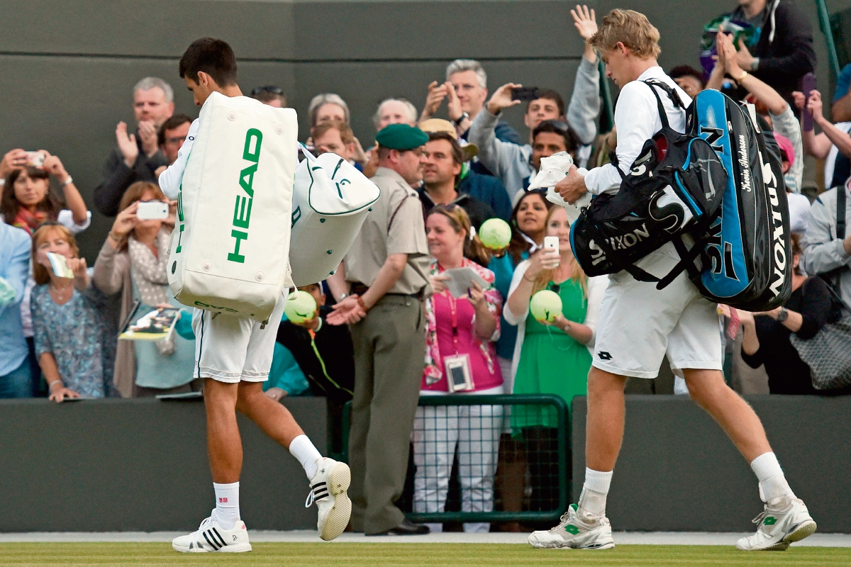 El juego entre erbio Djokovic, número 1 mundial, y al sudafricano Kevin Anderson continúa este martes en el inicio de los cuartos de las femeninas. (Foto Prensa Libre: AFP)