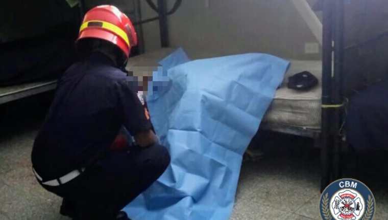 El cuerpo de Ariel Estuardo Yanez Najarro quedó junto a una cama. Foto Prensa Libre: CBM.