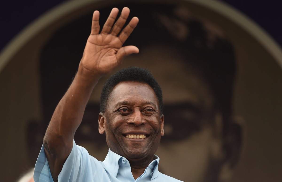 El cariño y admiración de los amantes del futbol por Pelé traspasa las fronteras. (Foto Prensa Libre: AFP)