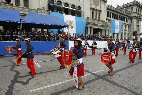 Jóvenes participan en el desfile de bandas por la conmemoración de la independencia. (Foto Prensa Libre: Andrea Orozco)