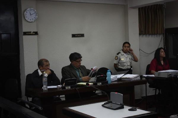 Excombatiende Felipe Solano Barillas y  su abogado,  en la sala de debates del Juzgado de Sentencia de Chimaltenango.