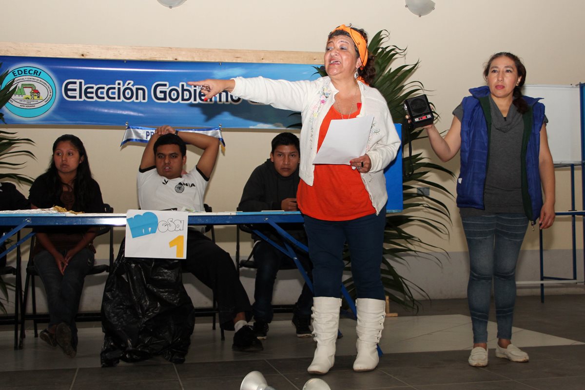 Alba Gloria Ordoñez García es una maestra que sensibiliza a la población para que respeten a las personas con capacidades diferentes en Cobán. (Foto Prensa Libre: Eduardo Sam Chun)