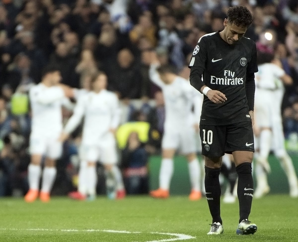 Neymar terminó afectado por la derrota del PSG contra el Real Madrid en la ida de los octavos de final de la Champions. (Foto Prensa Libre: AFP)