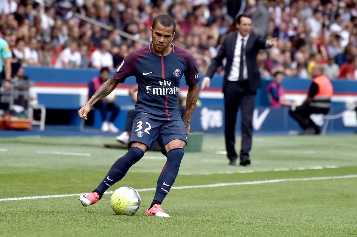 Dani Alves disputó este sábado su primer partido con el PSG en la Ligue 1. (Foto Prensa Libre: EFE)