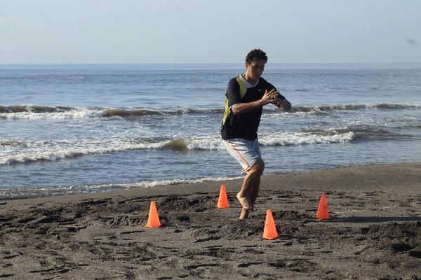 El defensa Rubén Morales, quien llegó de Cobán Imperial, se ha unido al trabajo de Iztapa, su nuevo equipo. (Foto Prensa Libre: Carlos Paredes)