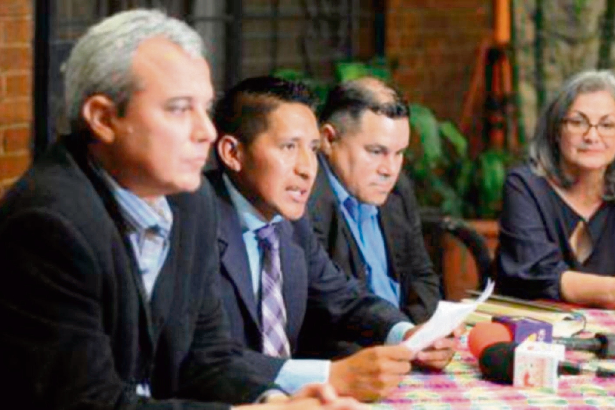 Oswaldo Ical Jom, periodista de Quiché —Izq.—, investigaba la desaparición de una niña cuando fue agredido por miembros de una junta comunitaria de seguridad en Uspantán.