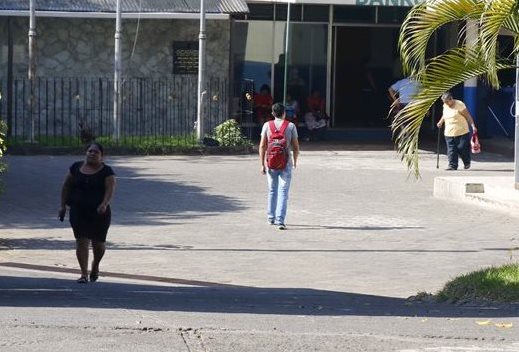 Varias personas llegan a diario al hospital del IGSS en busca de atención medica. (Foto Prensa Libre: Rolando Miranda)
