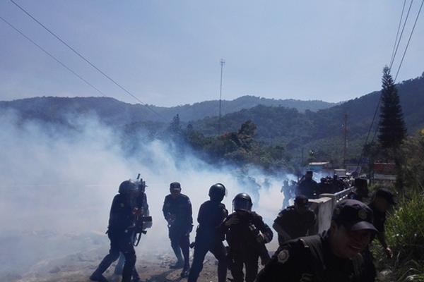 La PNC desalojó a los campesinos que bloqueaban el paso en el km 65 de la carretera a El Salvador, en Cuilapa, Santa Rosa. (Foto Prensa Libre: Oswaldo Cardona).