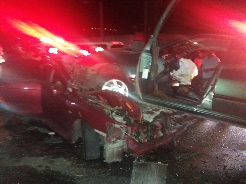 En el vehículo rojo viajaban el hombre que murió y una mujer y dos niños, quienes resultaron heridos. (Foto Prensa Libre: Edy Paz/Bomberos Voluntarios).