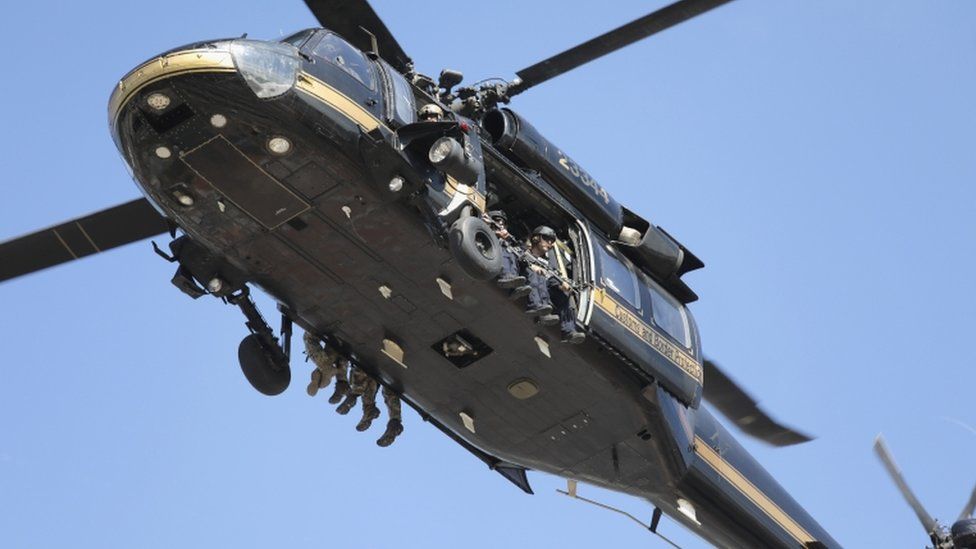 Los helicópteros son parte parte del despliegue militar en la frontera entre Estados Unidos y México a la espera de la caravana de inmigrantes. GETTY IMAGES