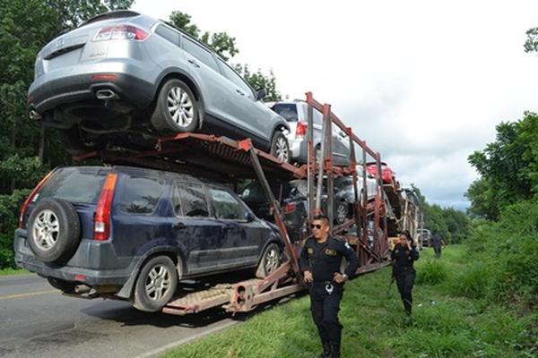 Hombres abandonan un cabezal que transportaba 12 carros a la altura del kilómetro 193 en El Asintal, Retalhuleu (Foto Prensa Libre: Jorge Tizol)<br _mce_bogus="1"/>