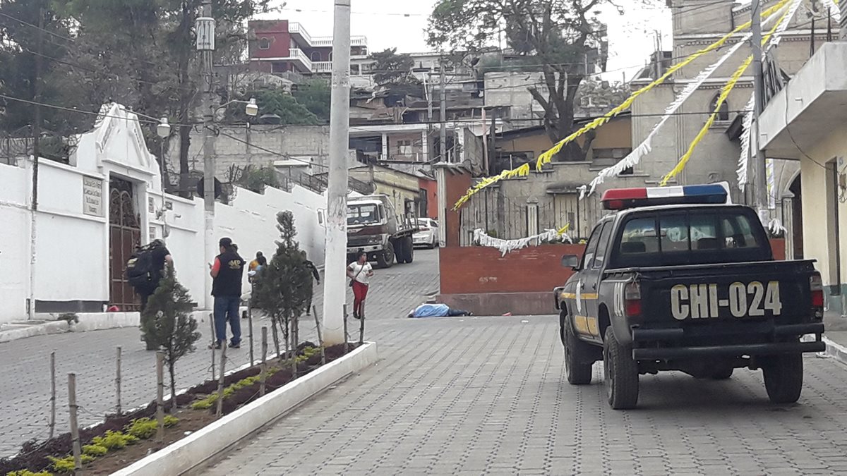 Los hermanos José Secundino y Haroldo Muxín Ruano fueron ultimados cuando salían del Cementerio General de Chimaltenango. (Foto Prensa Libre: Víctor Chamalé)